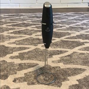 Handheld milk frother